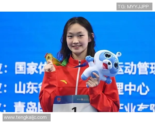 突破极限与水的较量：游泳纪录背后的挑战与成就